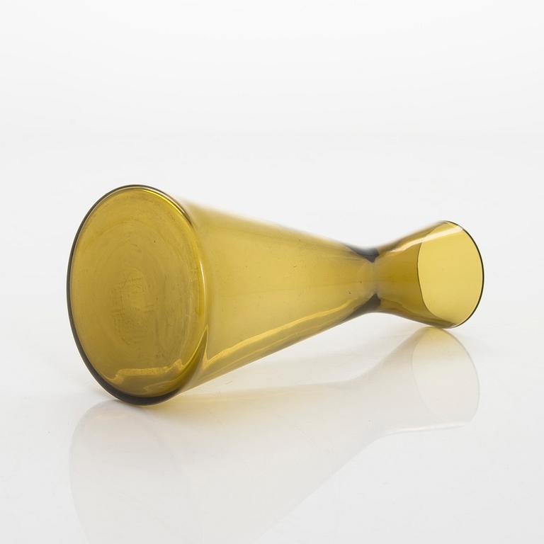 Kaj Franck, juomalasi 5023, 15 kpl sekä maljakko/karahvi 1541, Nuutajärvi. 1900-luvun puoliväli.