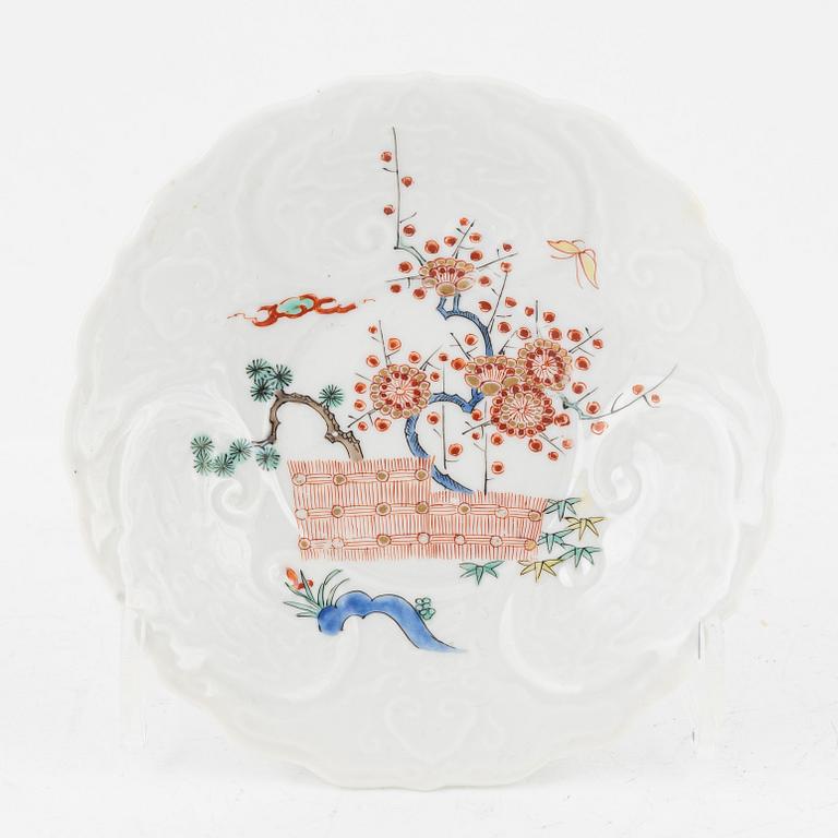 A Japanese 'Kakiemon' dish, 19th Century.