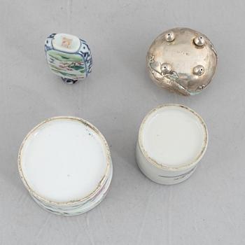 A silver salt cellar, a porcelain snuff bottle and two small boxes, China, late Qing dynasty/early 20th century.