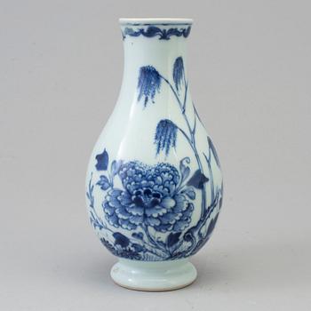 A Chinese blue and white porcelain vase, Qing dynasty, 18th century.