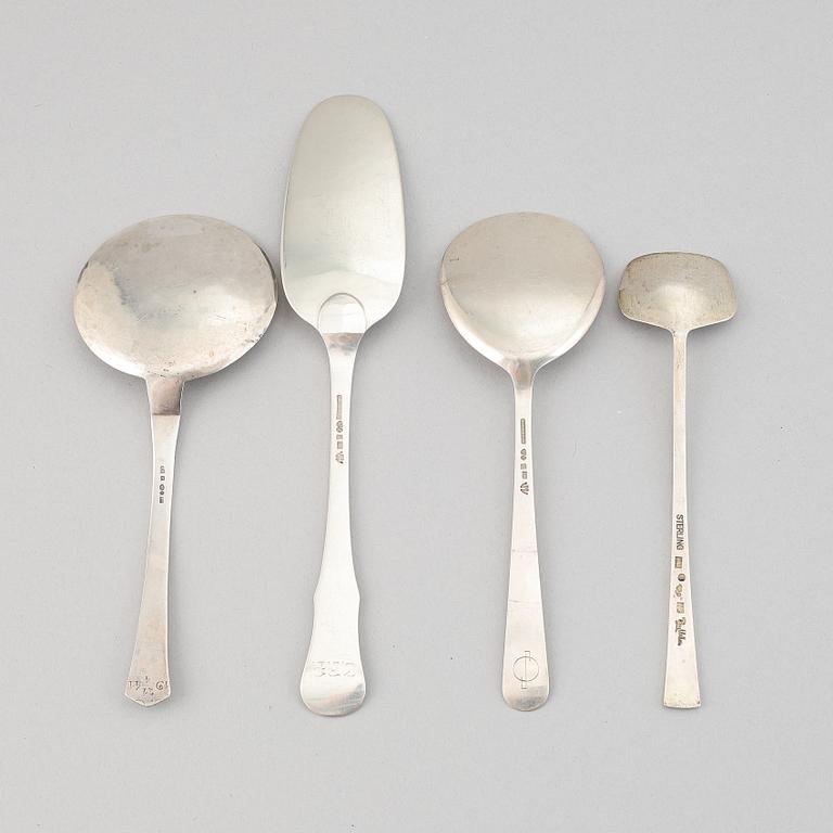 Serveringsspadar, 3 st, silver, bl.a. Wiwen Nilsson, Lund, 1928, 1932, samt marmeladspade Rey Urban, Stockholm, 1971.