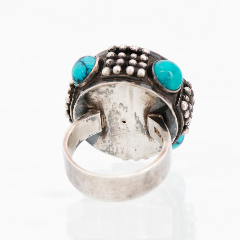 SAARA HOPEA, SORMUS, pyöröhiotut turkoosit, hopeaa. Ossian Hopea, Porvoo 1963.