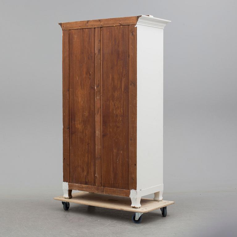 An early 20th century cabinet.