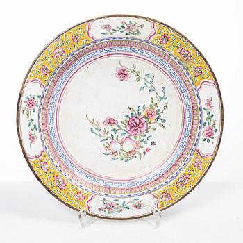 Parti, porslin samt fat i emalj på koppar, nio delar. Qingdynastin, 1700-tal.