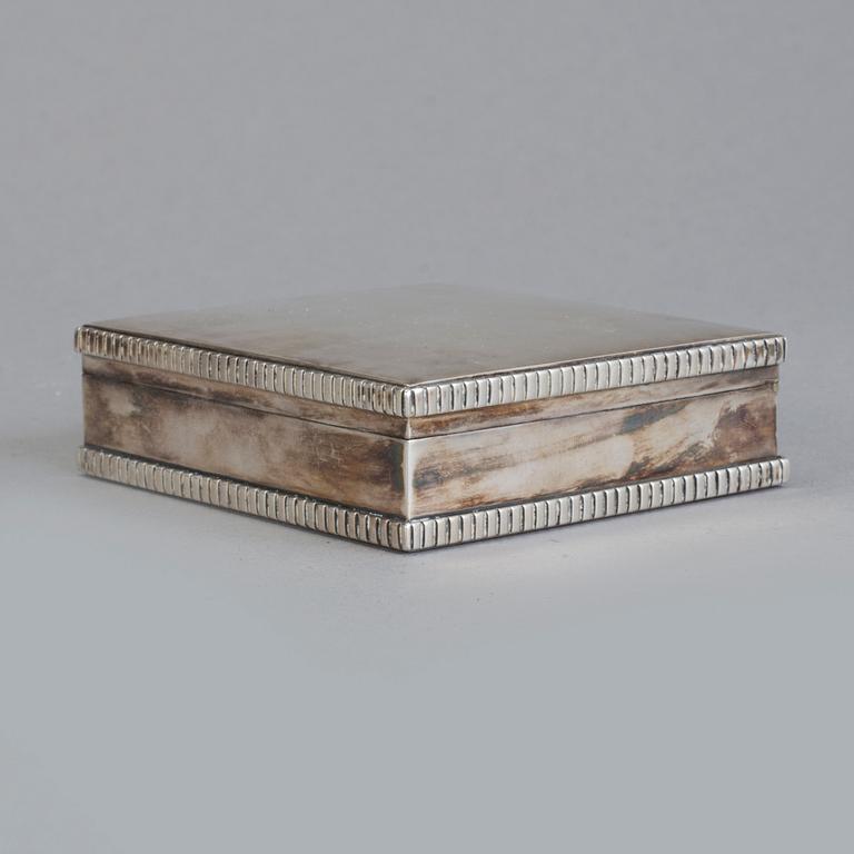 SKÅL och CIGARETTETUI, silver, bland annat NL Dahlström & Co, Stockholm 1919. Vikt ca 285 g.
