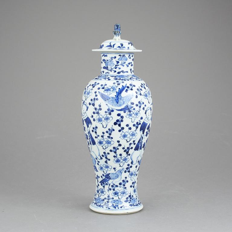 LOCKURNA, porslin, Kina. Modern tillverkning.