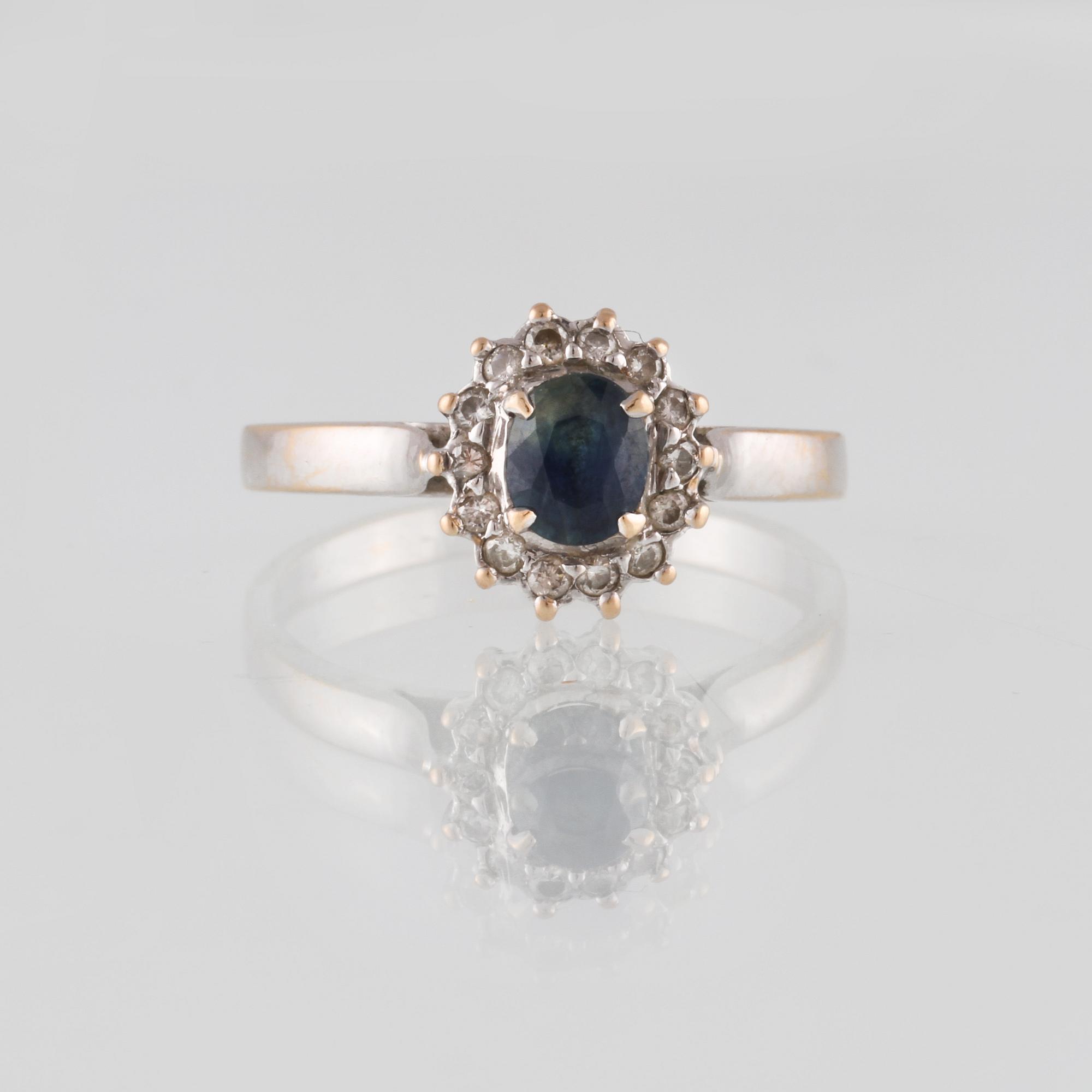 RING, 18K vitguld med blå safir samt briljantslipade diamanter.Vikt 3,5 gram.