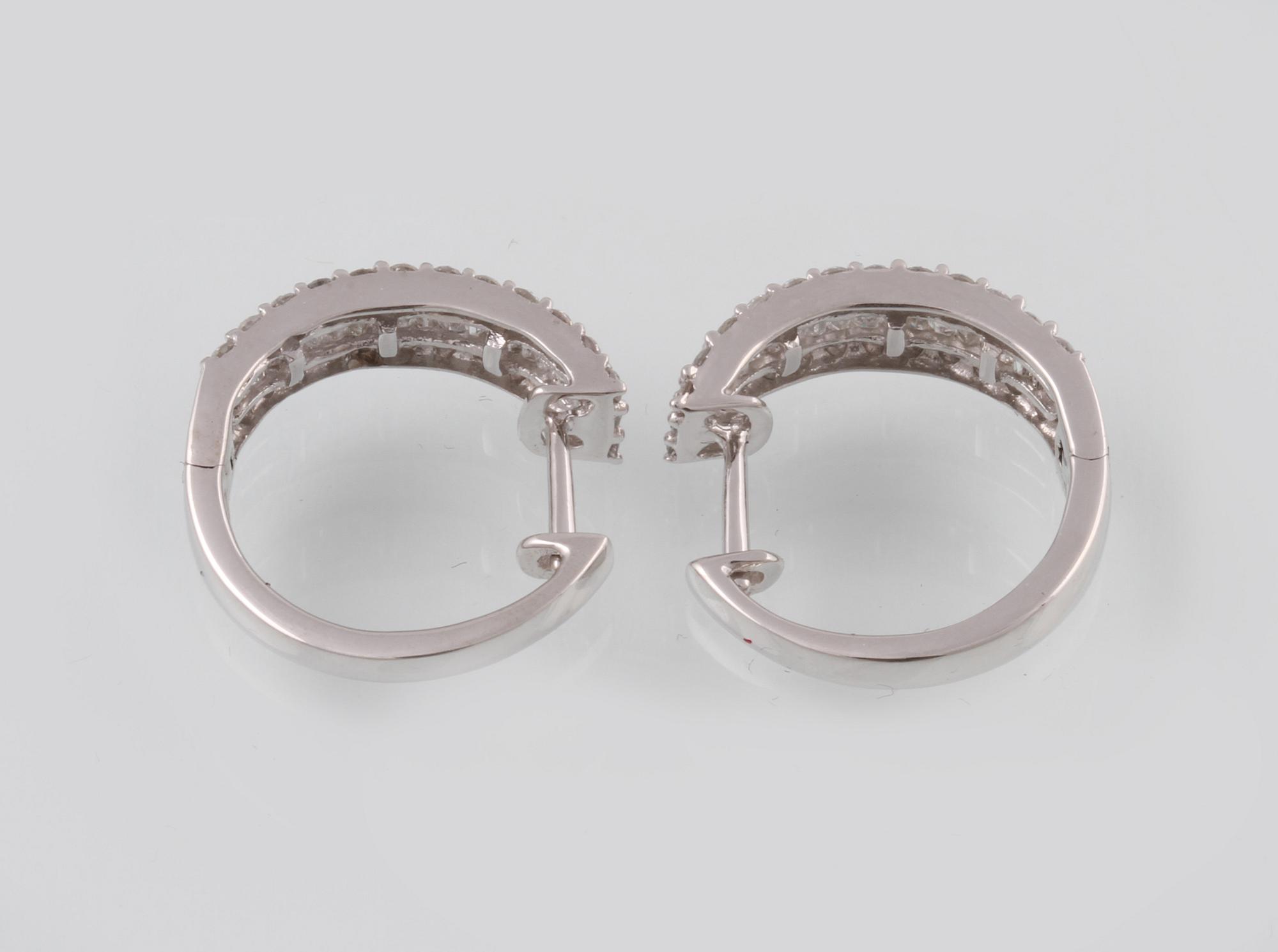 ÖRHÄNGEN, 18K vitguld med briljant och baguettslipade diamanter ca 0.67 ct. Vikt 2,9 gram.