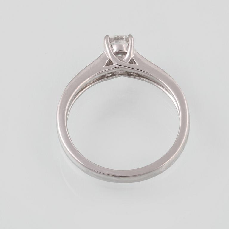 RING, 18K vitguld med briljantslipad diamant ca 0.42 ct. Vikt 3,5 gram.