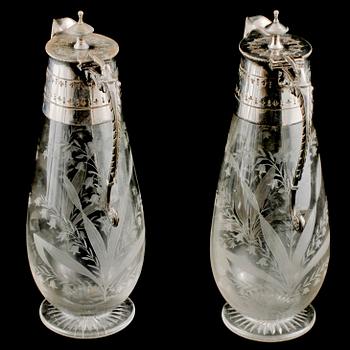 VINKANNOR, ett par, glas samt nysilver, omkring 1900.