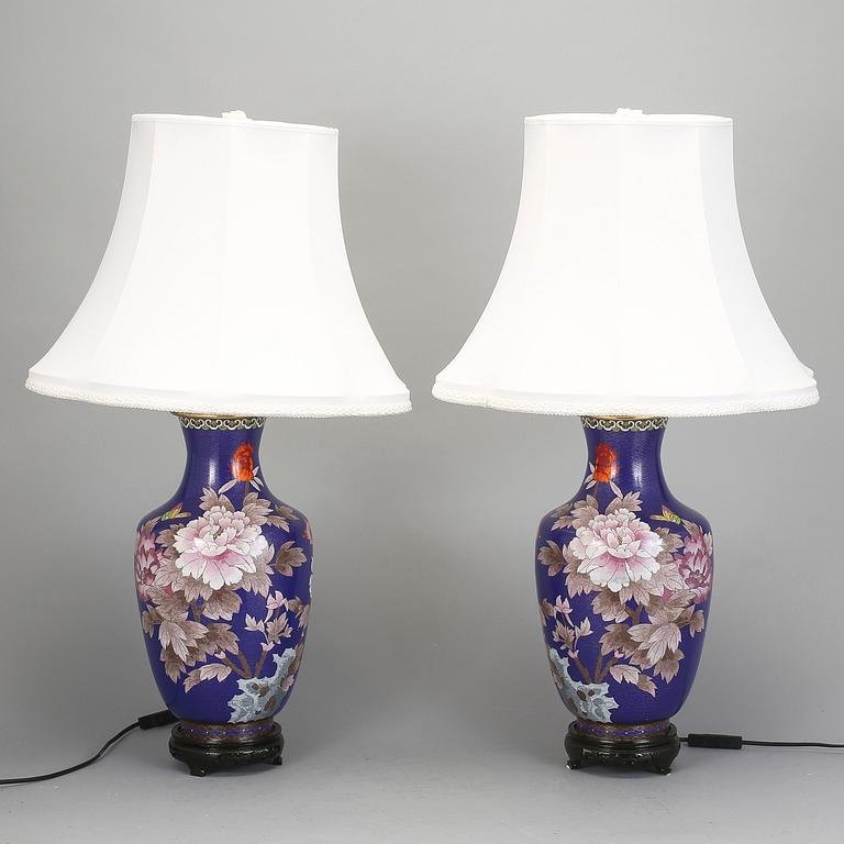 BORDSLAMPOR, ett par, brons med cloisonné, Kina, 1900-tal.