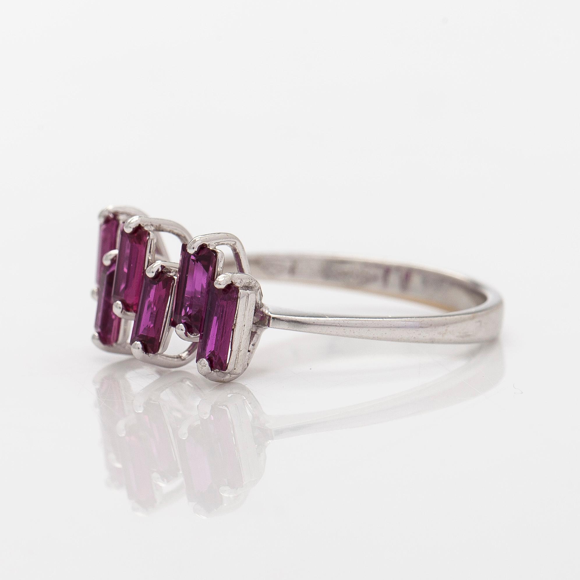 Ring, 18K vitguld med safirer.