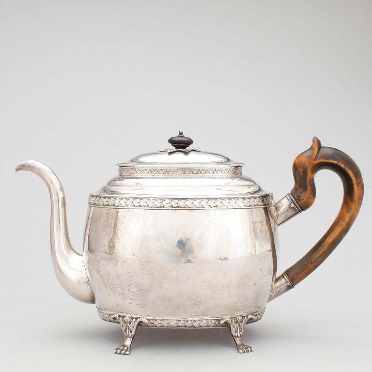 TEKANNA, silver, empire, Johan Petter Grönvall, Stockholm 1824. Vikt ca 860 gram.