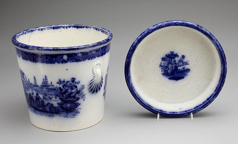 YTTERFODER MED FAT, flintgods, "flytande blått", sannolikt Rörstrand, 1800-talets andra hälft.