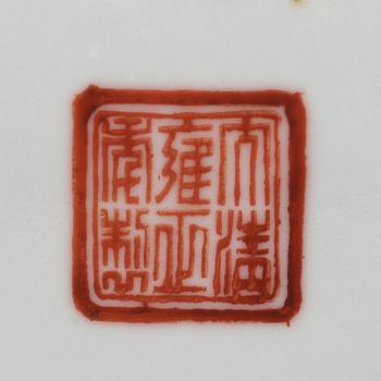 TALLRIKAR, ett par, porslin. Qingdynastin, omkring 1900 med Yongzhengs märke i rött.