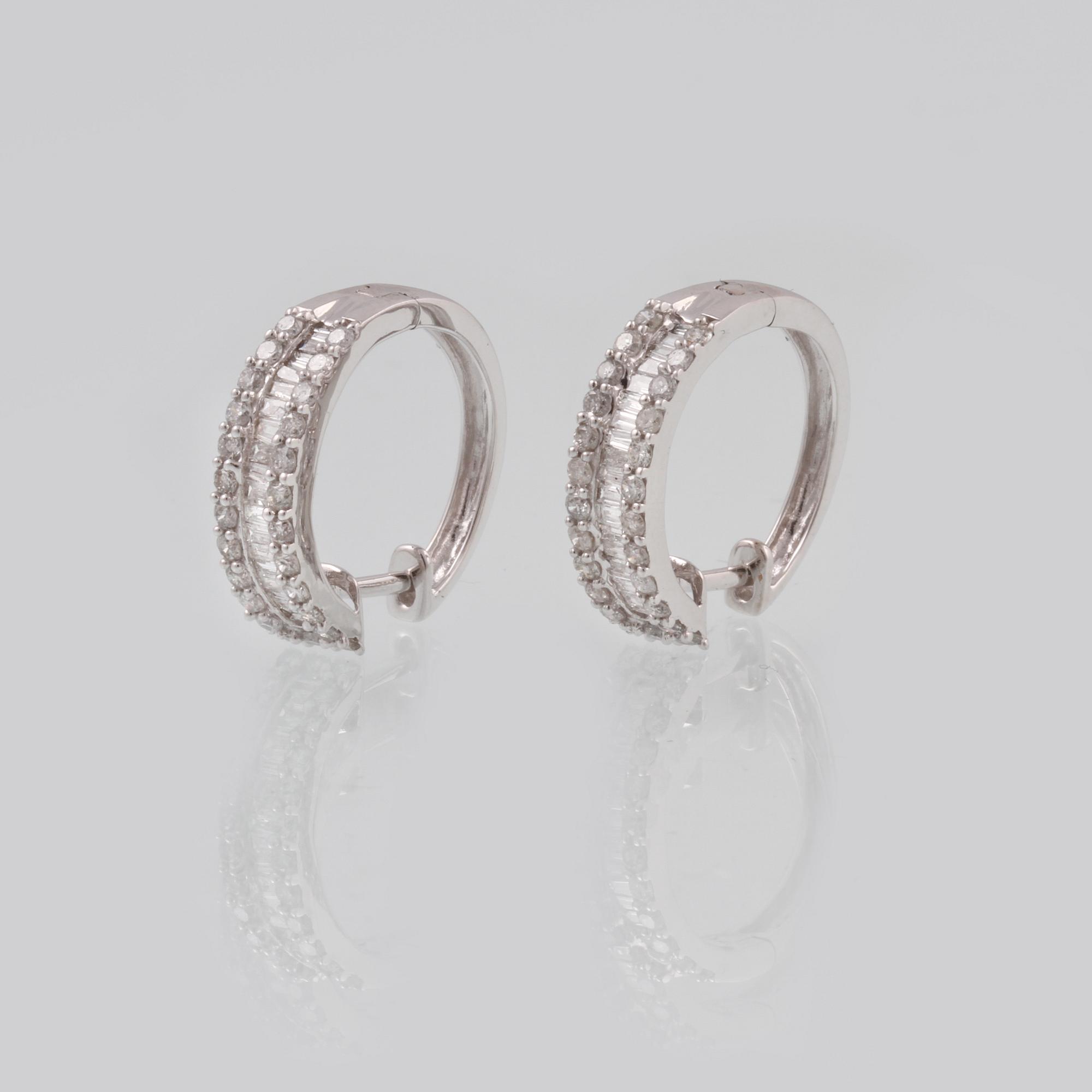 ÖRHÄNGEN, 18K vitguld med briljant och baguettslipade diamanter ca 0.67 ct. Vikt 2,9 gram.