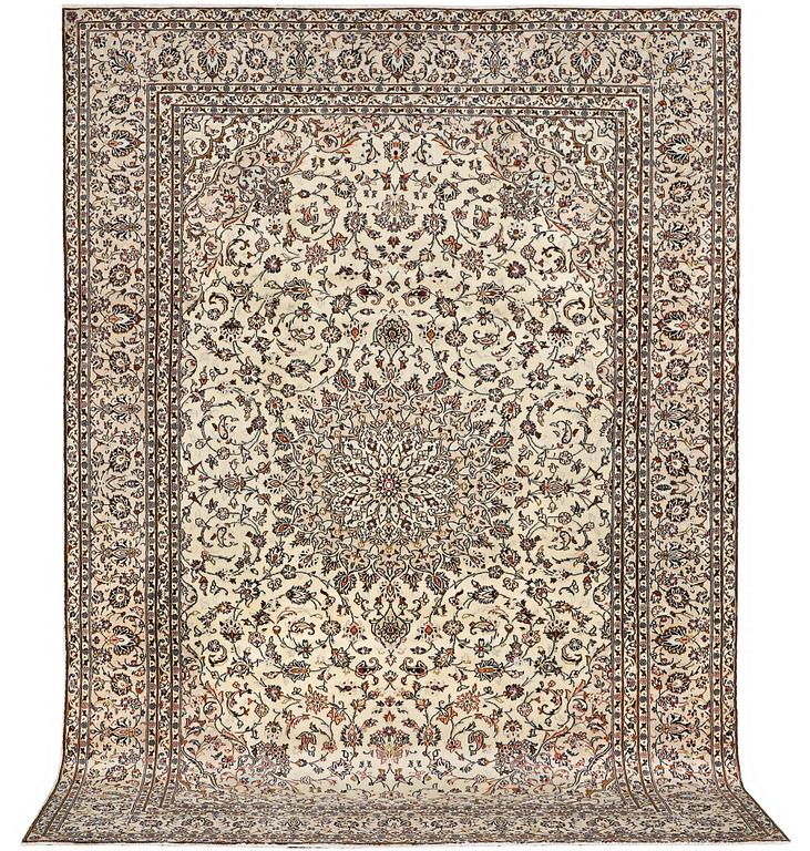 A Kashan carpet, c. 338 x 236 cm.