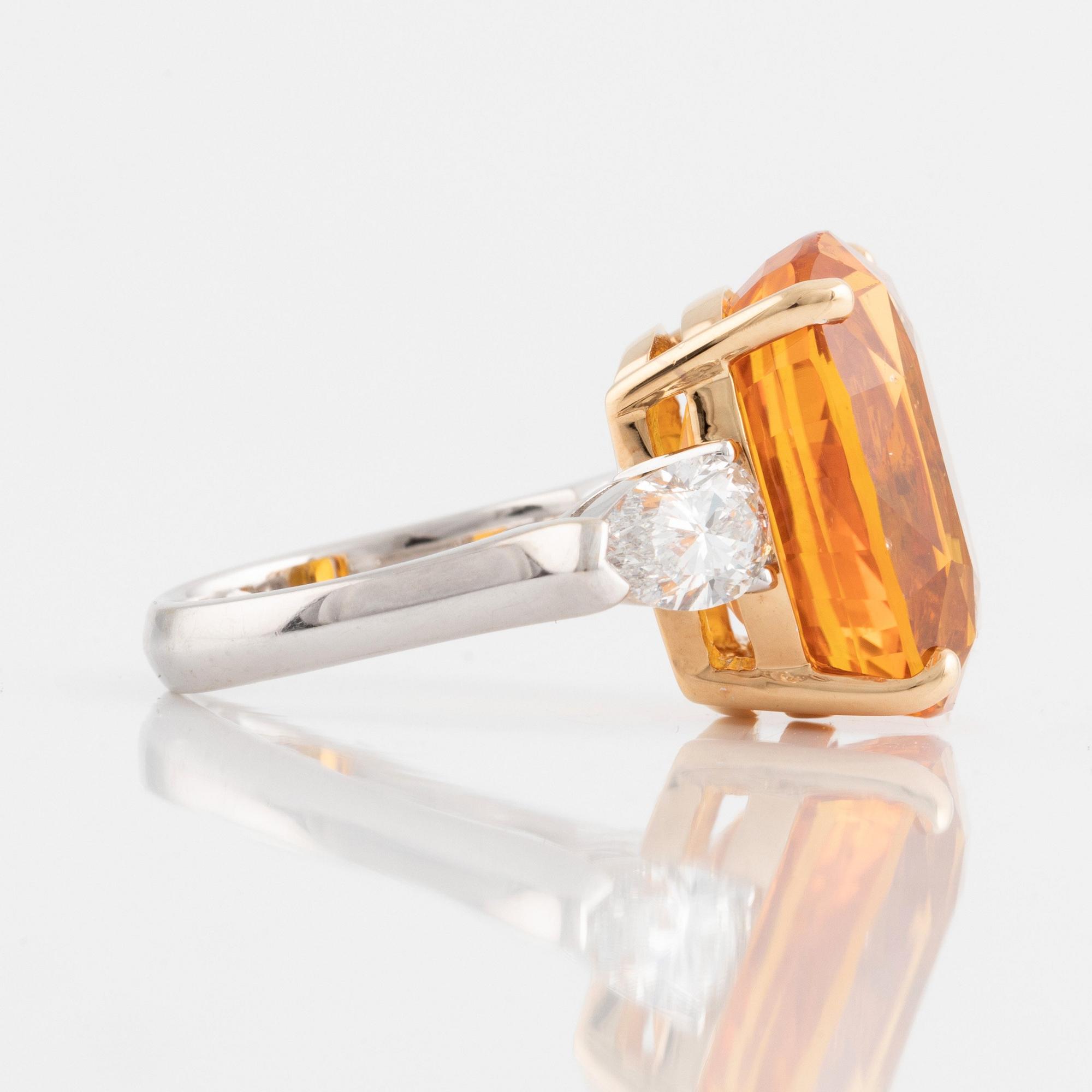 Ring, vitguld med en cushionformad orangegul safir samt droppformade diamanter.
