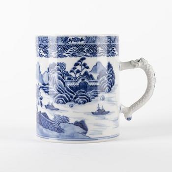 Mugg, kompaniporslin. Kina, Qingdynastin, Qianlong (1736-95).