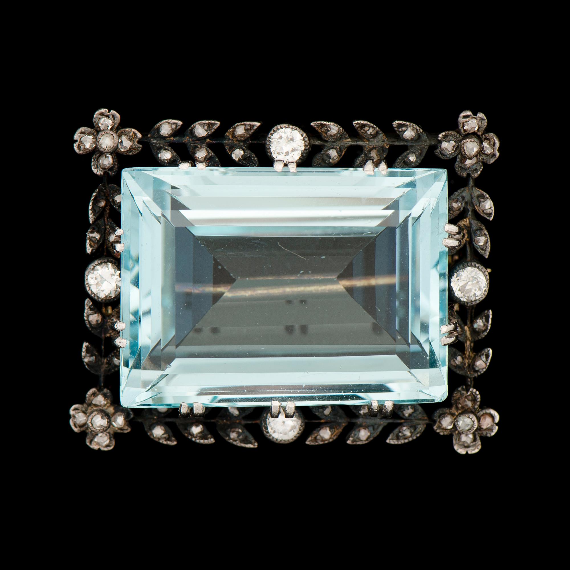A BROOCH, facetted aquamarine, old and rose cut diamonds, 14K gold, silver.