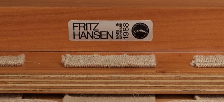 HANS J WEGNER, "Kinastolen", ett par, Fritz Hansen, Danmark  1988.