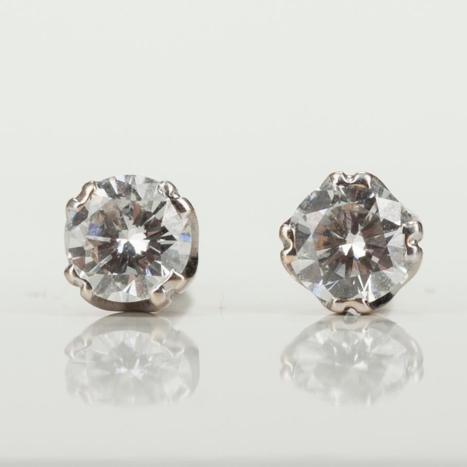 ÖRHÄNGEN, 18K vitguld, briljantslipade diamanter tot. 0,40 ct. Vikt 1,2 g.