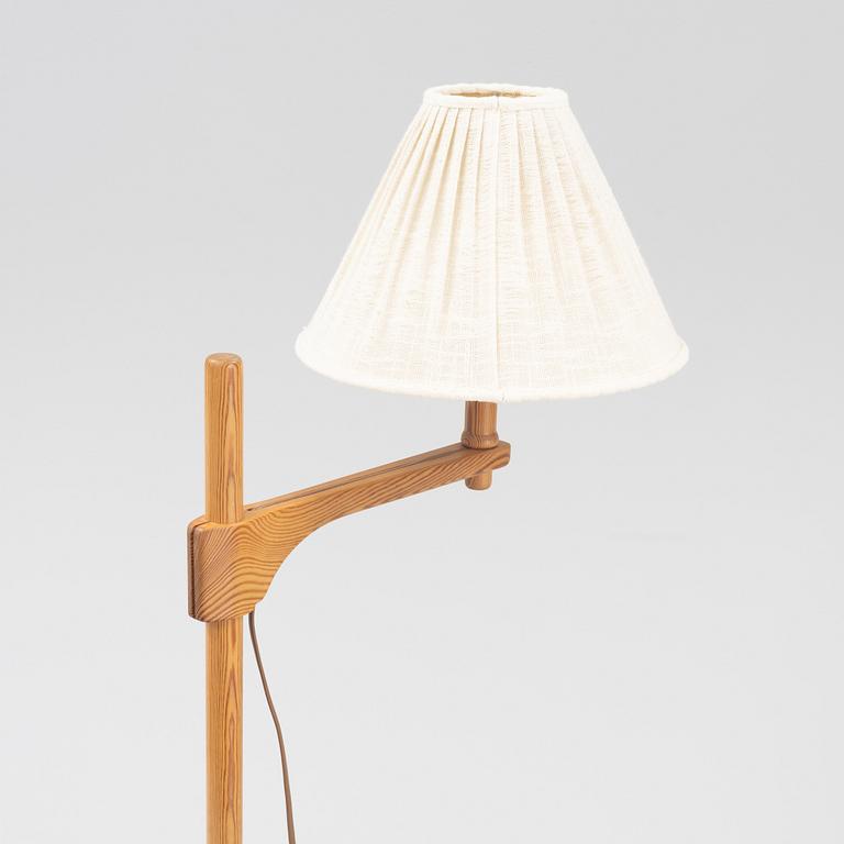 A pine 'Staken' floor lamp by Carl Malmsten, end of the 20th Century.