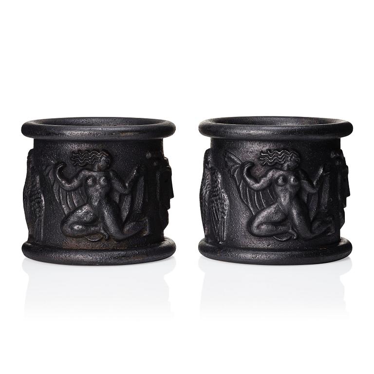 Anna Petrus, a pair of Swedish Grace cast iron garden urns 'Blomkruka nr 1', Näfveqvarns Bruk.