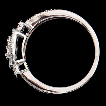 RING, 10 k vitguld, diamanter tot ca 0.50 ct. Vikt ca 3,4 g.