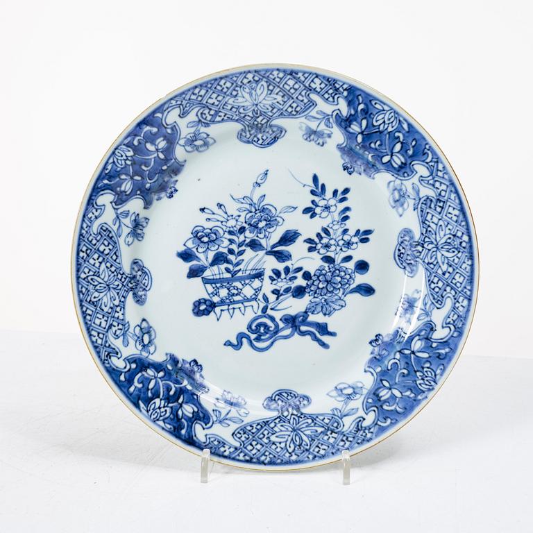 Tallrikar, 16 st, porslin, Kina, Qianlong (1736-95).