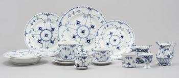 SERVISDELAR, 140 delar, "Musselmalet", porslin, Royal Copenhagen, 1900-talets andra hälft.