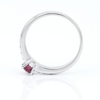 RING, 14K vitguld med turmalin 0,32 ct och briljantslipade diamanter tot ca  0,14 ct. Vikt 2,72 gram.