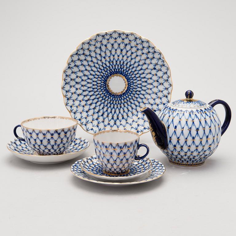 A 31-piece set of 'Cobalt Net' porcelain, Sovjet Union, the latter half of the 20th Century.