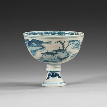 1675. A blue and white stemcup, Ming dynasty with Wanli six character mark and period (1572-1620).