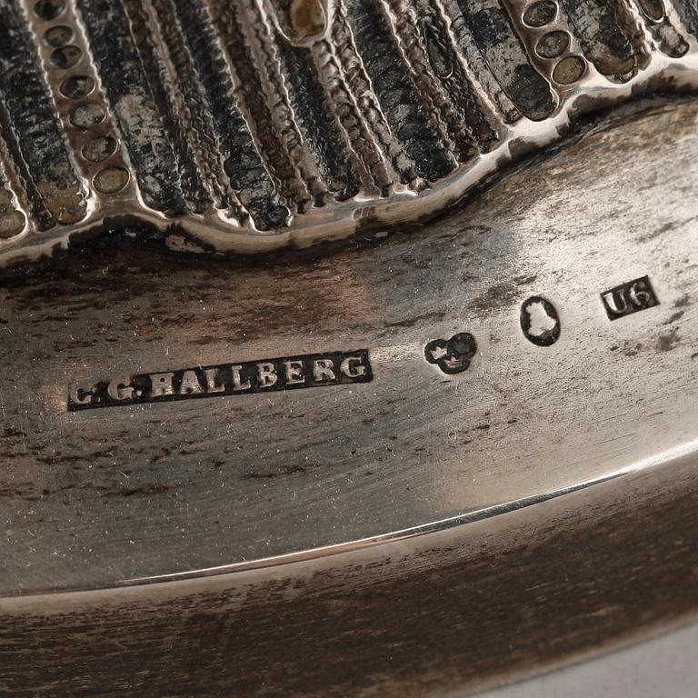 BÅLSKÅL samt SLEV, silver, C G. Hallberg, Stockholm, 1898. Totalvikt 1659 gram.