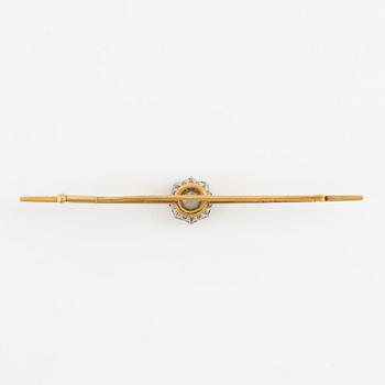 Brosch, 18K guld och mittstycke med gammalslipade diamanter. CG Hallberg, Stockholm 1926.