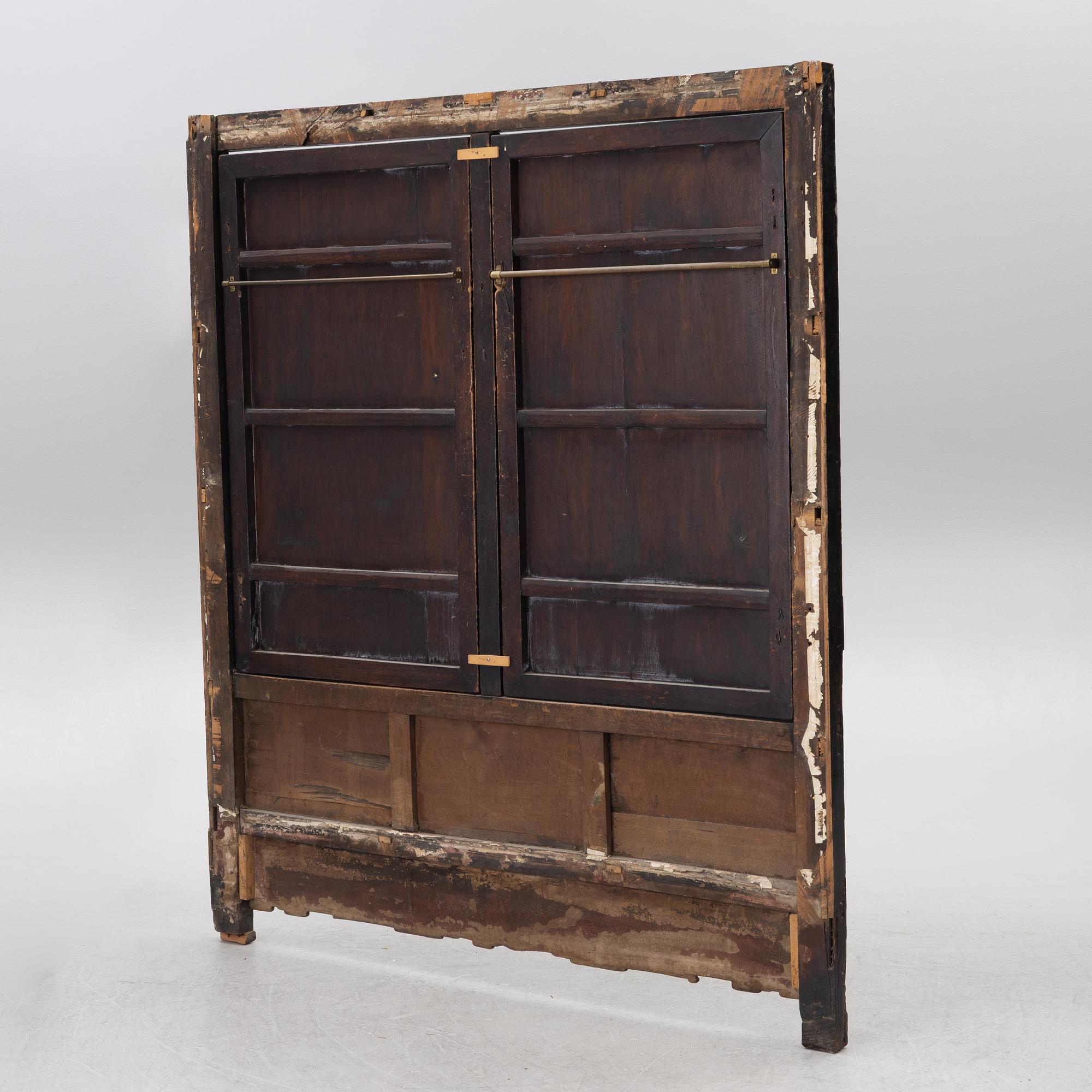 Väggpanel / dörrframstycke, skuret trä och mässing, Kina, Qingdynastin.