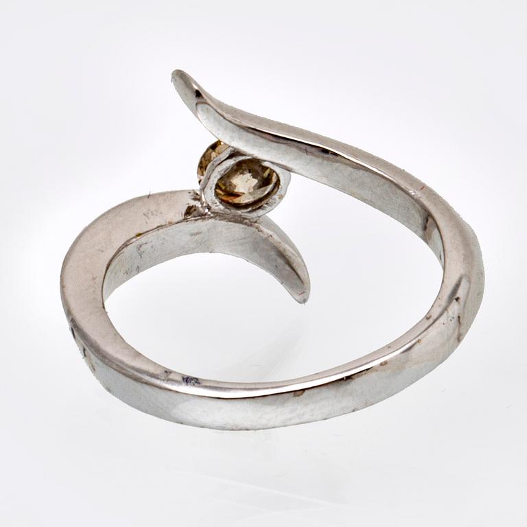 Ring 14K whitegold 1 brilliant-cut diamond 0,39 ct inscribed, light brown SI.