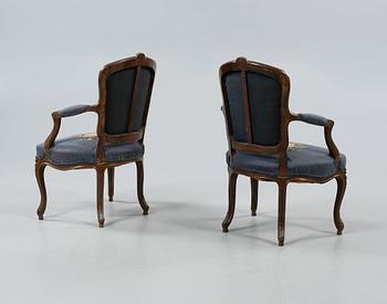 KARMSTOLAR, ett par, rokokostil, omkring 1900-talets mitt.
