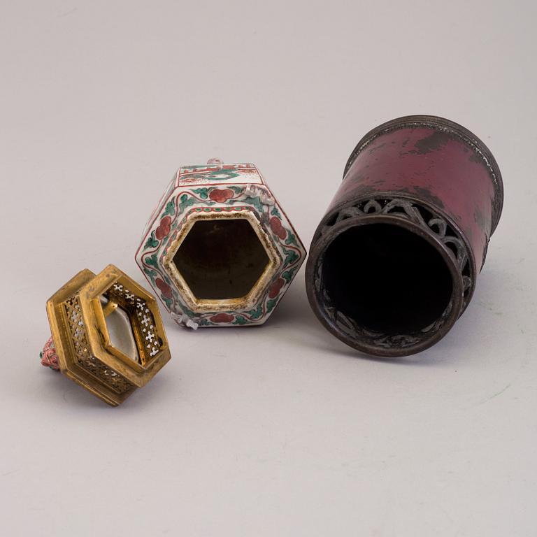 Two Japanese vases, bronze and porcelain, 20th century.