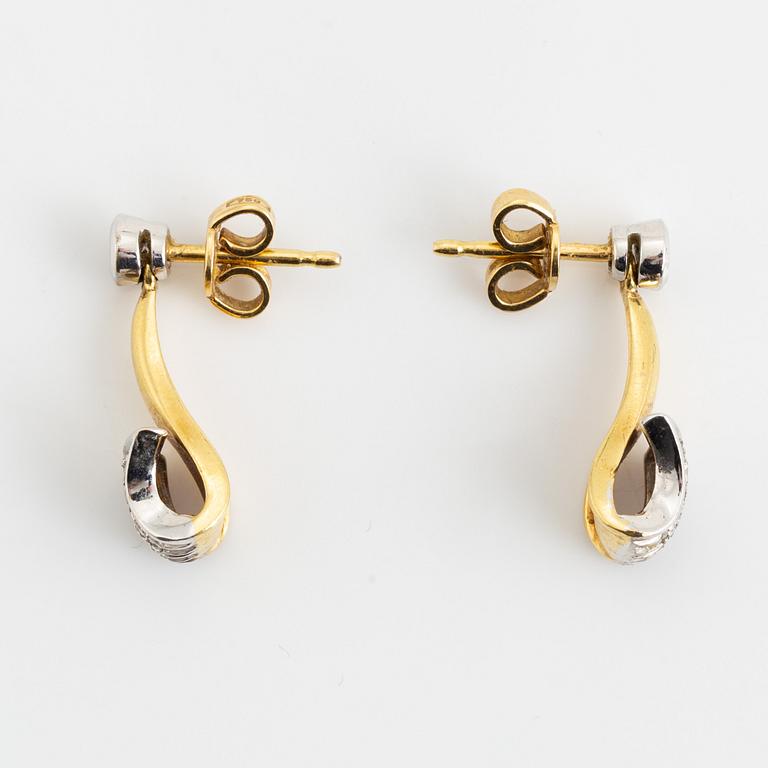 18K gold, brilliant- and eight cut diamond earrings.