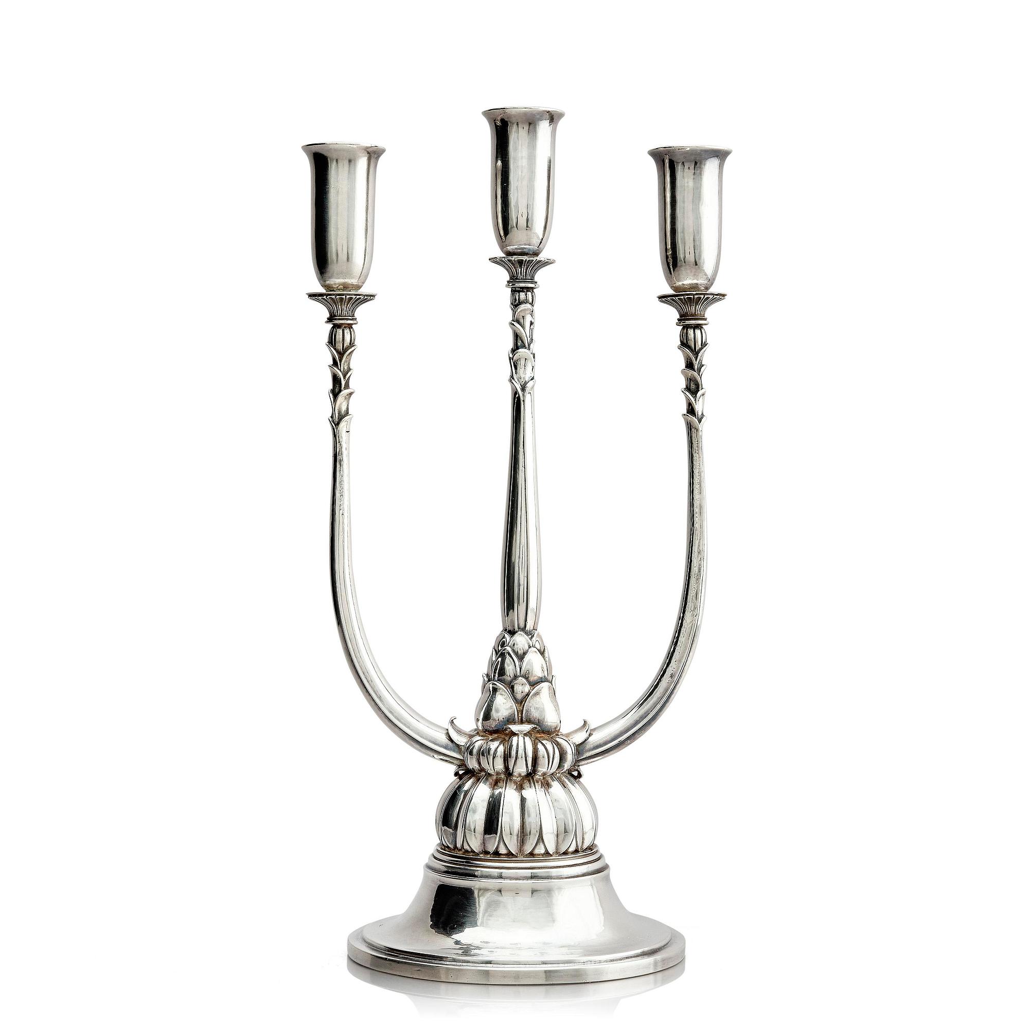Georg Jensen, trearmad kandelaber, sterling silver, design Harald Nielsen, modell nr 595, Köpenhamn 1925-1932.
