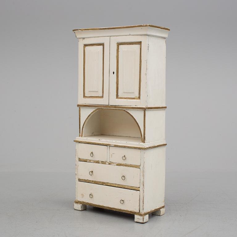 A children's cabinet from the second half of the 19th century.