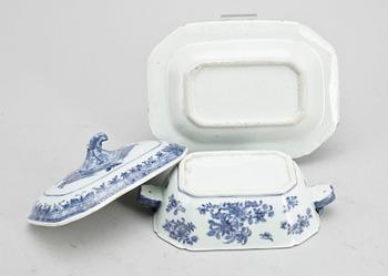 SMÖRTERRIN MED FAT, porslin, Kina, 1700-tal.