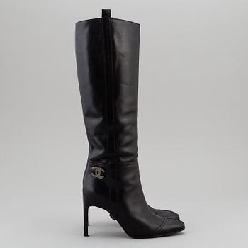 CHANEL, a pair of black leather boots, size 35,5.
