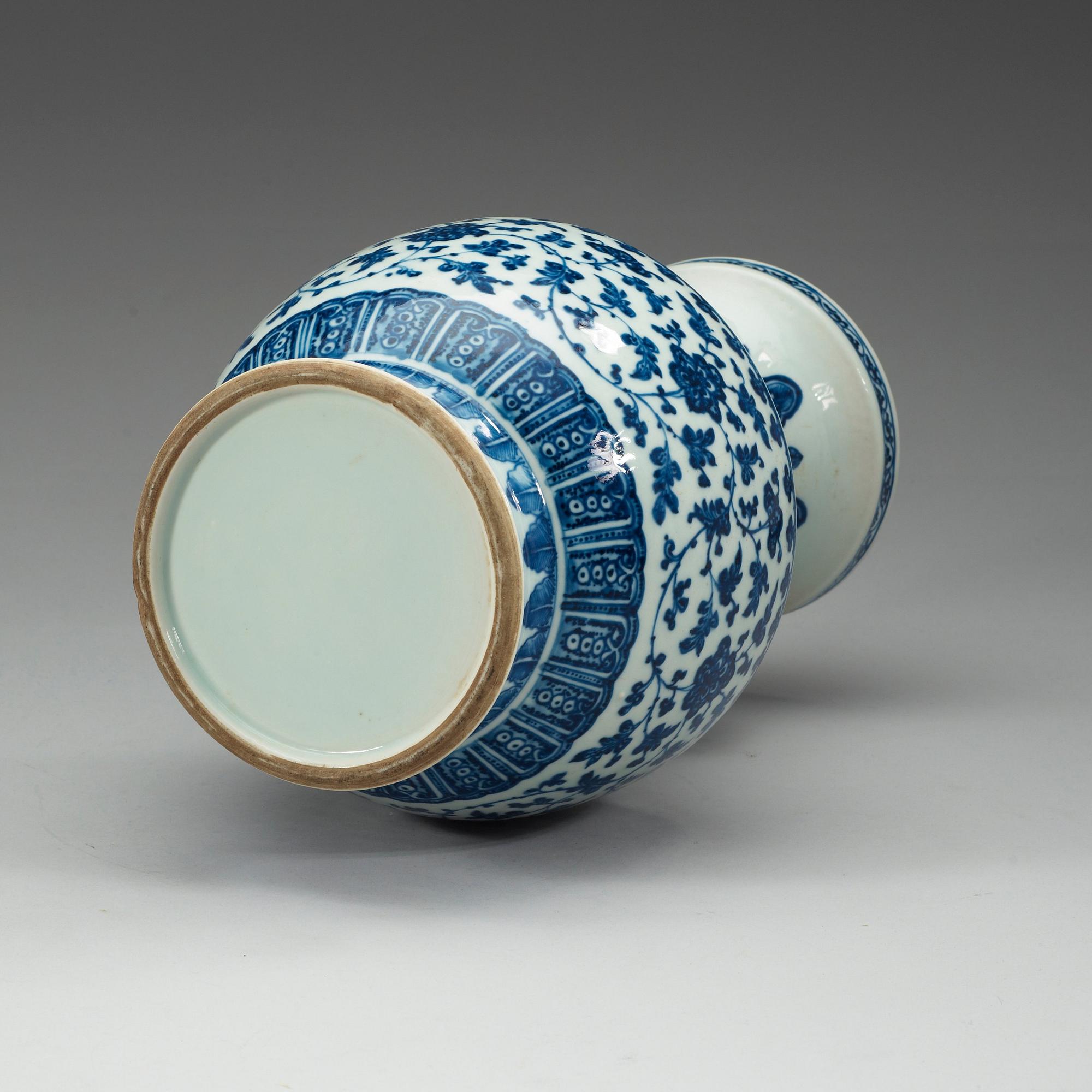 VAS, porslin. Qing dynastin, 1800-tal.