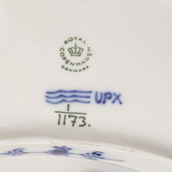 Mat- och kaffeservis, porslin, 108 delar, 'Musselmalet', hel- och halvblonde, Royal Copenhagen.