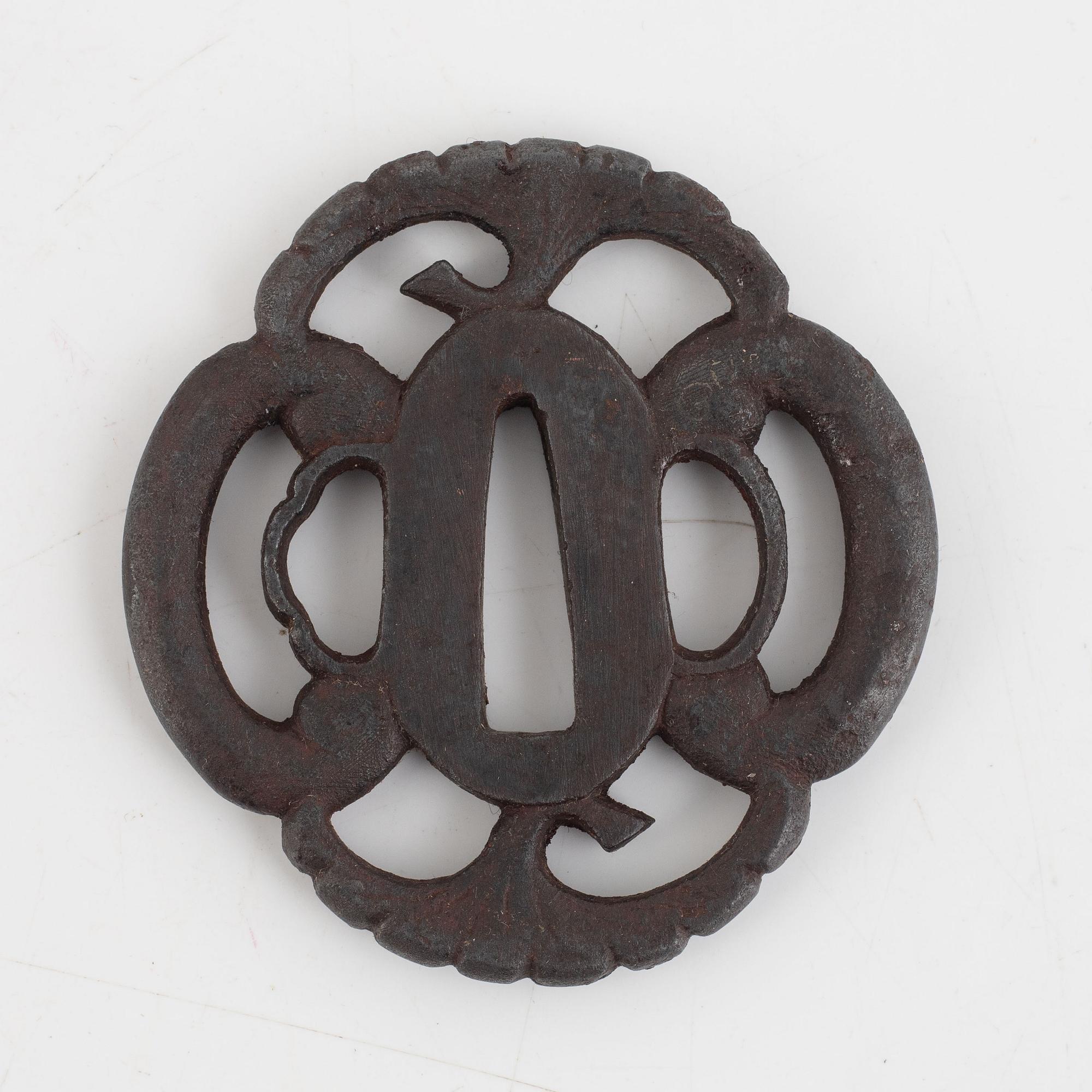 Tsuba, fyra stycken i kiri-box, järn och brons, 1700- och 1800-tal.