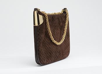 A Gucci shoulder bag.