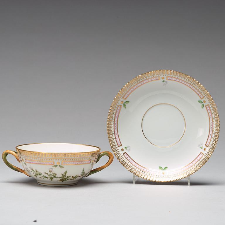 BULJONGKOPPAR med FAT, tre stycken samt FAT, porslin. "Flora Danica", Royal Copenhagen, Danmark, 1900-tal.